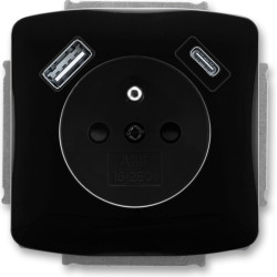 Zásuvka s USB nabíjením...